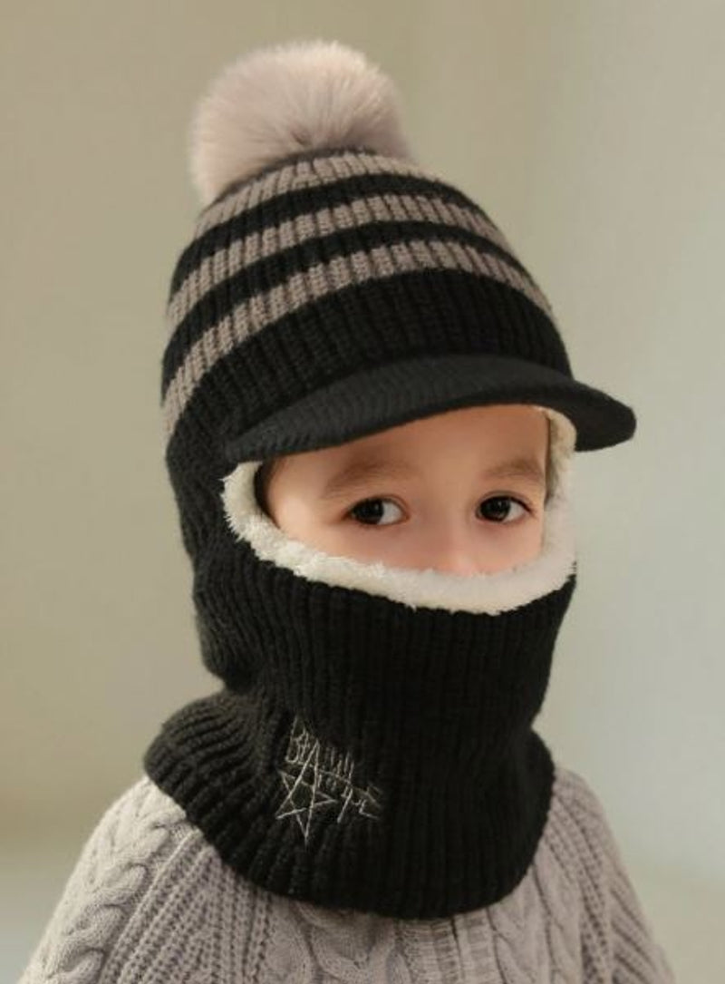 Kominiarka dziecięca z rondem i czarnym pomponem